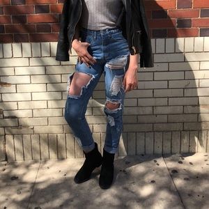 DISTRESSED BOYFRIEND JEANS